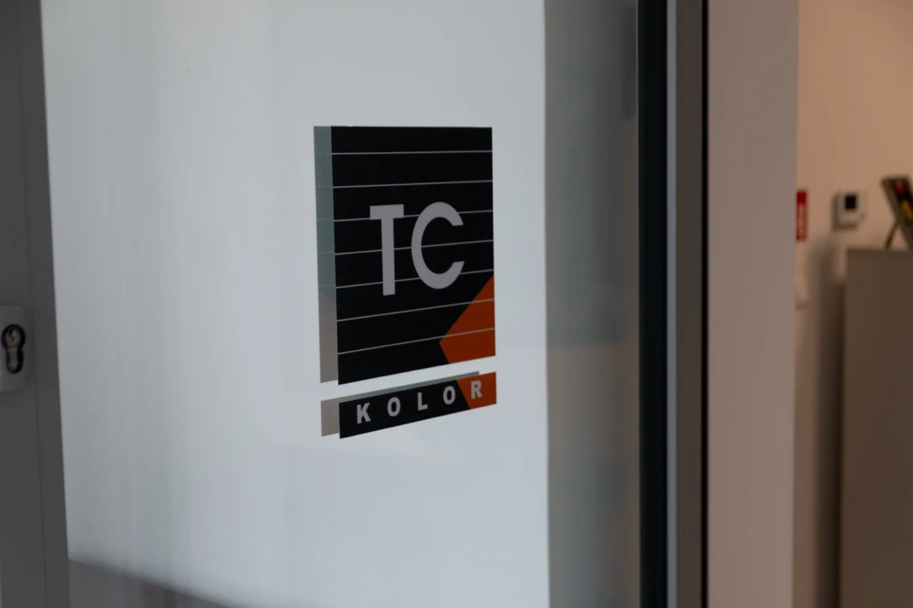 TC Kolor-Schild am Sitz des Unternehmens