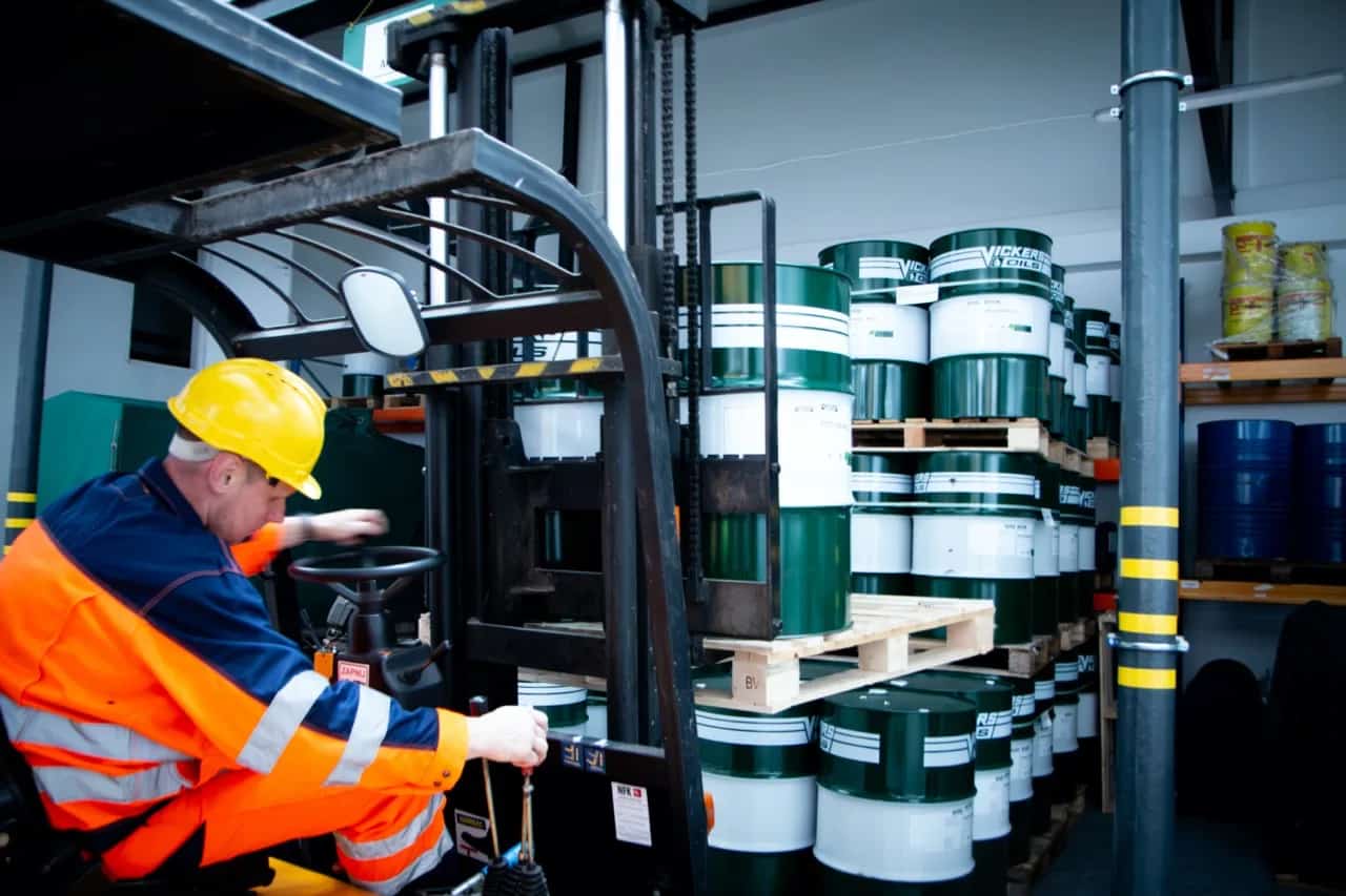 Kontrolle der im Lager von TC Kolor und MERITUM gelagerten Materialien