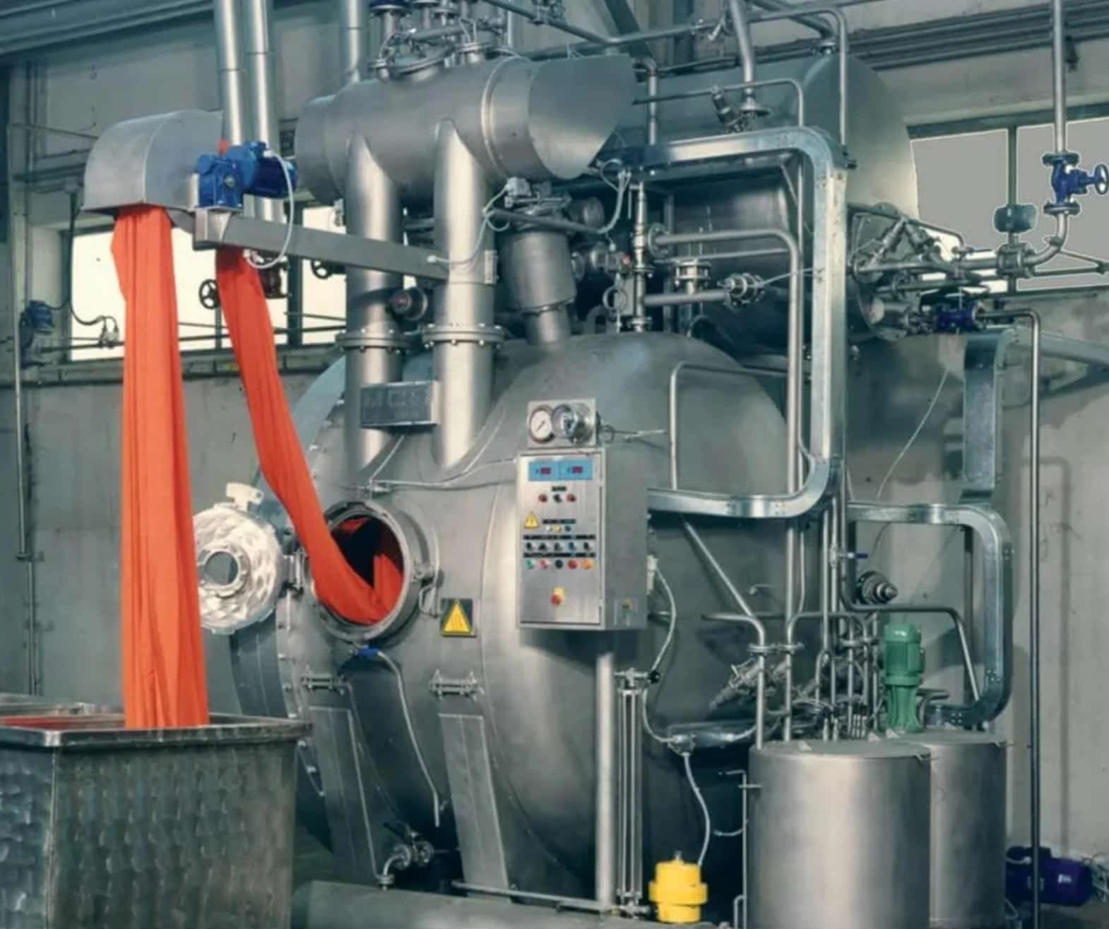 Kontrola tkaniny na przemysłowym urządzeniu tekstylnym