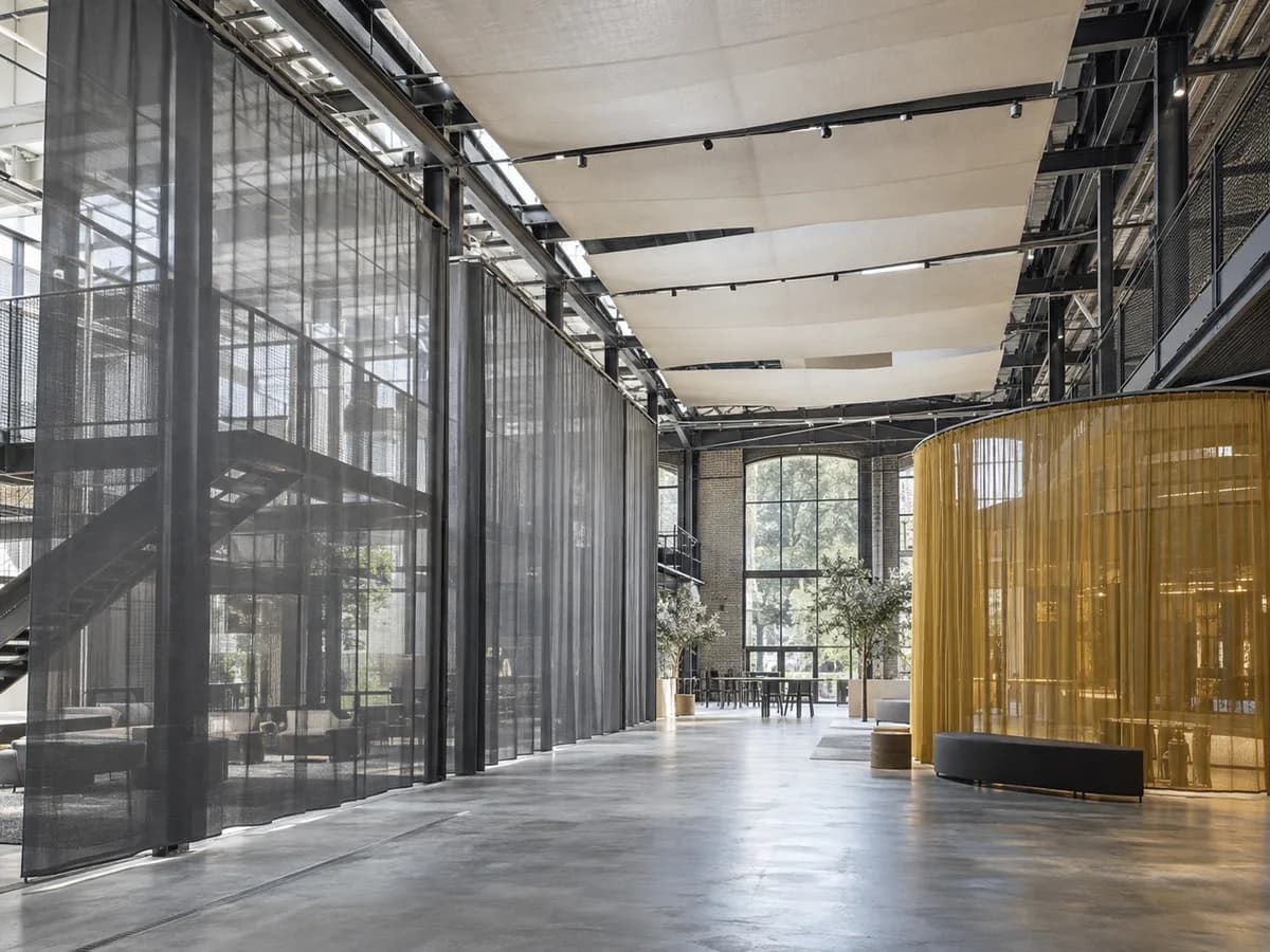 Tekstylne przesłony, ścianki i panele sufitowe we wnętrzu architektonicznym